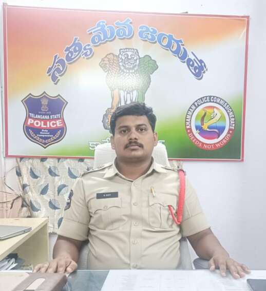•••భారీ వర్షాల నేపథ్యంలో ప్రజలు అప్రమత్తంగా ఉండాలి •••••జలమయం అయిన రోడ్లు, వంతెనలు,వాగులు దాటే ప్రయత్నం చేయవద్దు •••••అత్యవసర సమయాల్లో డయల్‌ 100 •••• కారేపల్లి ఎస్ఐ బైరు గోపి కారేపల్లి ఆగస్టు 28 జిల్లాలో భారీ వర్షాలు కురుస్తున్న నేపథ్యంలో ప్రజలు అప్రమత్తంగా ఉండాలని కారేపల్లి ఎస్సై బైరు గోపి సూచించారు.జిల్లాలో రెండు రోజులు గా కురుస్తున్న వర్షాలకు వాగులు ఉధృతంగాప్రవహిస్తుండటంతో నీట మునిగిన రోడ్లను దాటే ప్రయత్నం చేయవద్దని ఆన్నారు. ఎవరు కూడా చేపాల వేటాకు వెళ్లవద్దని, పశువుల కాపర్లు చెరువులు, వాగులు దాటవద్దని, యువకులు సెల్ఫీల కోసం నీటి ప్రవాహం వద్దకు వెళ్లవద్దని సూచించారు. ఇవాళ కూడా ఇదే పరిస్థితులు వుండే అవకాశం ఉందని వాతావరణం శాఖ హెచ్చరికల నేపథ్యంలో వాగులు దాటే ప్రయత్నం చేయవద్దని, పిల్లలు ఇంట్లో నుంచి బయటకు వెళ్లకుండా తల్లిదండ్రులు జాగ్రత్తలు పాటించాలన్నారు. అత్యవసర సమయాల్లో డయల్‌ 100కు, కారేపల్లి పోలీస్ స్టేషన్ ఎస్ హెచ్ ఓ సెల్ నెంబర్8712659141 కు కాల్ చేయగలరు.ఇప్పటికే చెరువులు, వాగుల వద్ద పోలీస్ పెట్రోలింగ్‌ పెంచి ప్రమాద హెచ్చరికలను తెలియజేస్తున్నాం అన్నారు.